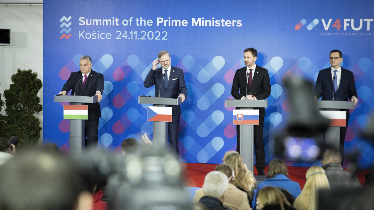 A Miniszterelnöki Sajtóiroda által közreadott képen Orbán Viktor magyar, Petr Fiala cseh, Eduard Heger szlovák és Mateusz Morawiecki lengyel kormányfő (b-j) a visegrádi országok miniszterelnökeinek kassai csúcstalálkozóján tartott közös sajtótájékoztatón 2022. november 24-én.