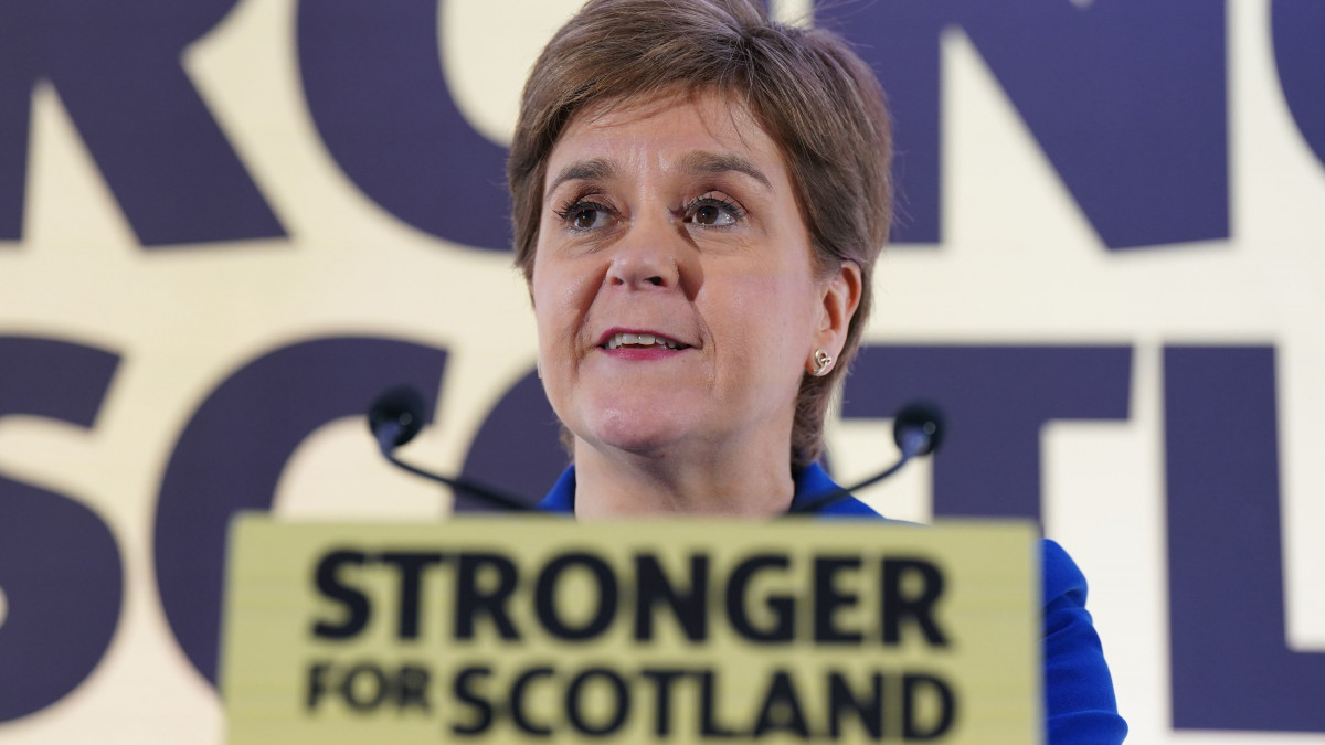 Nicola Sturgeon skót miniszterelnök, a Skóciában kormányzó Skót Nemzeti Párt (SNP) vezetője sajtóértekezletet tart Edinburgh-ban 2022. november 23-án, miután a brit legfelsőbb bíróság kihirdette a skót függetlenségi népszavazás megismétlésének kérvényéről hozott határozatot. A bíróság végzése szerint a skót parlament nem alkothat önállóan, a brit kormány hozzájárulása nélkül törvényt az újabb skóciai függetlenségi népszavazás kiírásáról. A skót kormány 2022 nyarán kérte a bíróság állásfoglalását az ügyben.