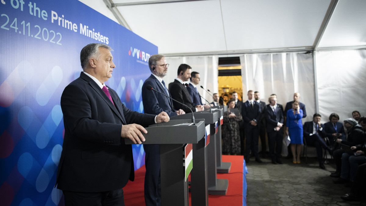 A Miniszterelnöki Sajtóiroda által közreadott képen Orbán Viktor magyar, Petr Fiala cseh, Eduard Heger szlovák és Mateusz Morawiecki lengyel kormányfő (b-j) a visegrádi országok miniszterelnökeinek kassai csúcstalálkozóján tartott közös sajtótájékoztatón 2022. november 24-én.