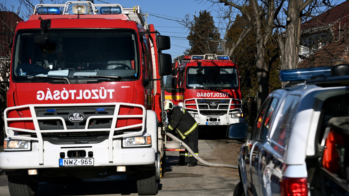Tűzoltók dolgoznak egy kiégett családi háznál Dunaharasztiban, 2022. február 3-án. A Széchenyi István utcában egy negyven négyzetméteres, kétszobás családi ház teljes terjedelmében égett. Az épületben egy idős férfit holtan találtak a tűzoltók.