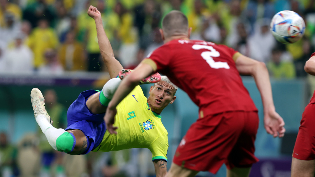 A brazil Richarlison ollózó mozdulattal lövi be második gólját a katari labdarúgó-világbajnokság G csoportjának első fordulójában játszott Brazília-Szerbia mérkőzésen a Loszaíl Stadionban 2022. november 24-én.