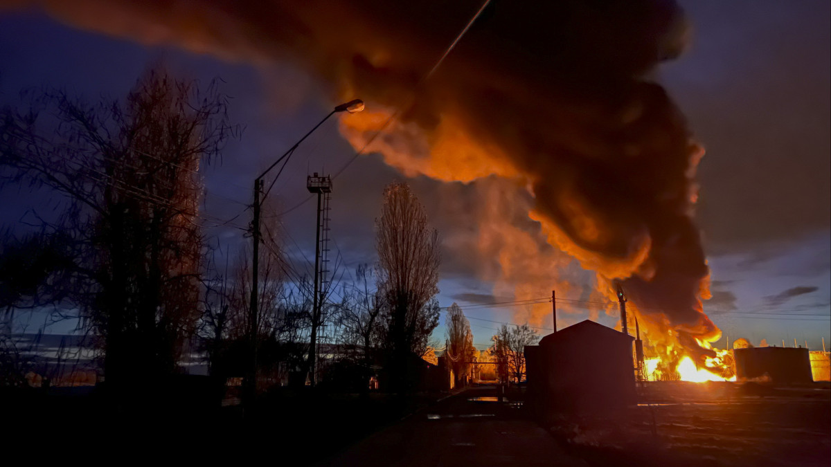 Orosz támadás okozta tűz füstöl a dél-ukrajnai Herszonban 2022. november 19-én.