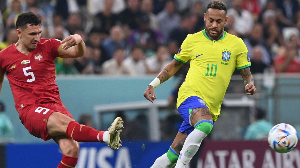 A brazil Neymar (j) és a szerb Milos Veljkovic a katari labdarúgó-világbajnokság G csoportjának első fordulójában játszott Brazília-Szerbia mérkőzésen a Loszaíl Stadionban 2022. november 24-én.