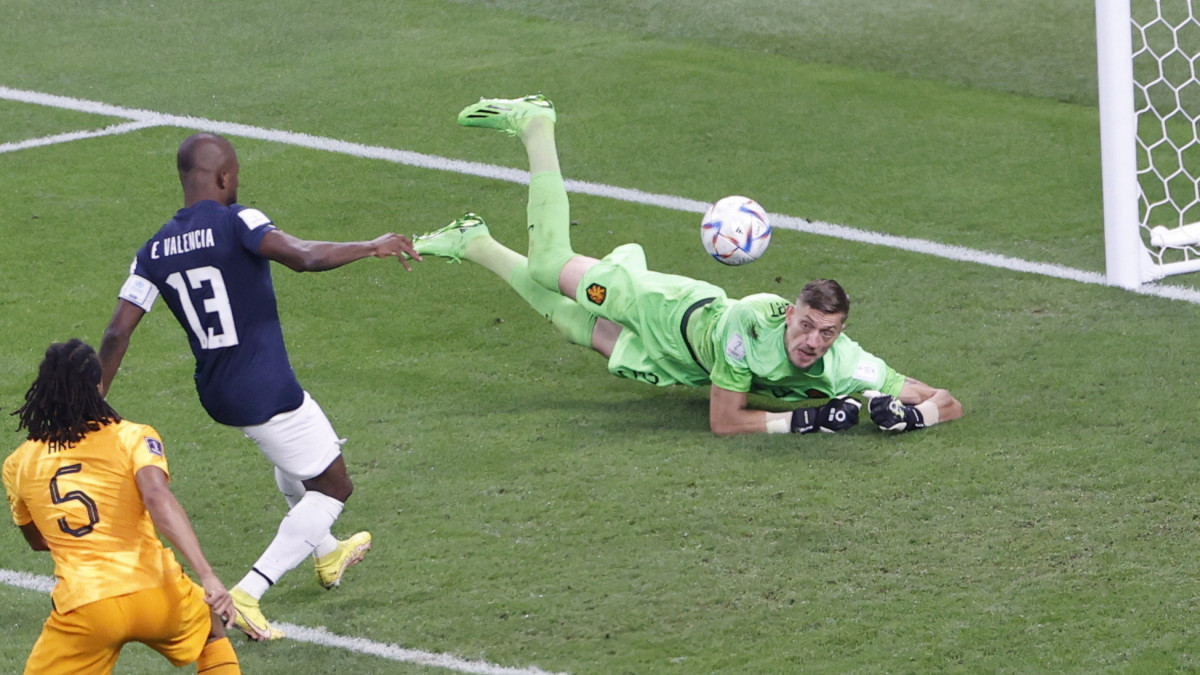 Az ecuadori Enner Valencia gólt lő Andries Noppert holland kapusnak a katari labdarúgó-világbajnokság A csoportjának második fordulójában játszott Hollandia-Ecuador mérkőzésen az ar-rajjáni Halifa Stadionban 2022. november 25-én.