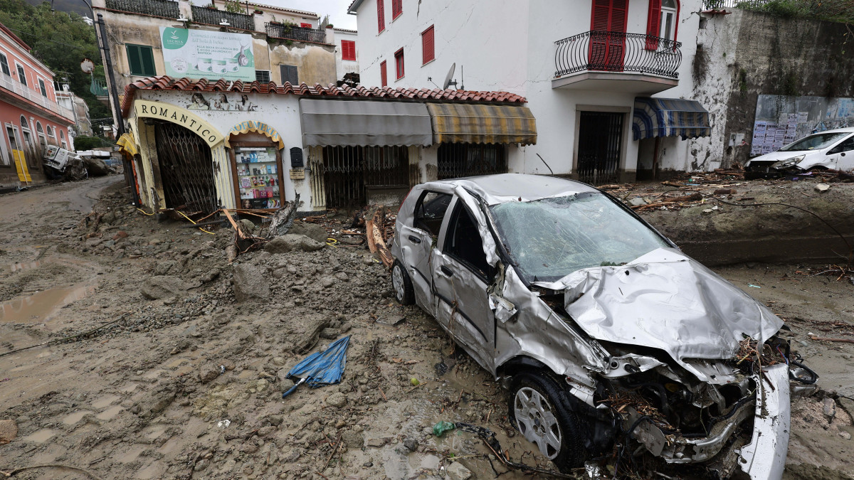 A pusztítás nyomai a dél-olaszországi Ischia szigetén fekvő Casamicciolában történt földcsuszamlás helyszínén 2022. november 26-án. A heves esőzések okozta természeti katasztrófa következtében legkevesebb 13 ember eltűnt.