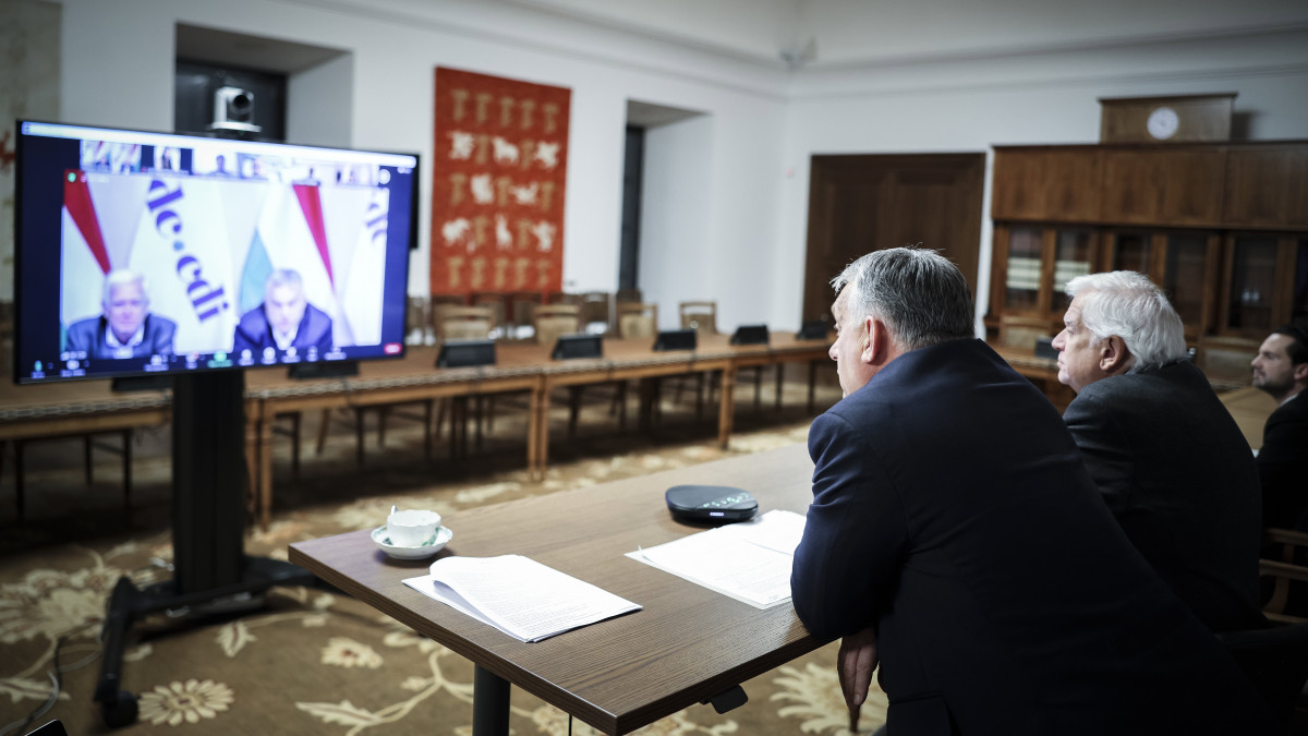 A Miniszterelnöki Sajtóiroda által közreadott képen Orbán Viktor miniszterelnök, a Kereszténydemokrata Internacionálé (CDI) alelnöke (b) videókonferencia keretében részt vesz a jobboldali világszervezet Panamavárosban zajló vezetőségi ülésén, a Karmelita kolostorban 2022. november 26-án. 