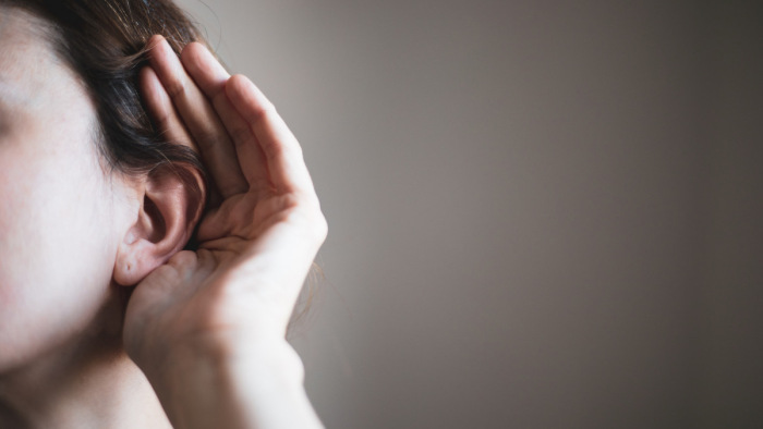 Egymilliárd fiatalt veszélyeztet halláskárosodás: az ok hétköznapi