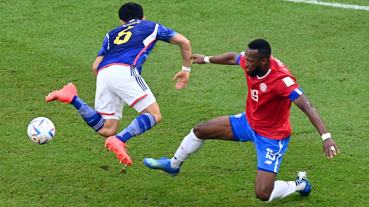 A japán Endo Vataru (b) és a Costa Rica-i Kendall Waston a katari labdarúgó-világbajnokság E csoportjának második fordulójában játszott Japán-Costa Rica mérkőzésen az ar-rajjáni Ahmad bin Ali Stadionban 2022. november 27-én.
