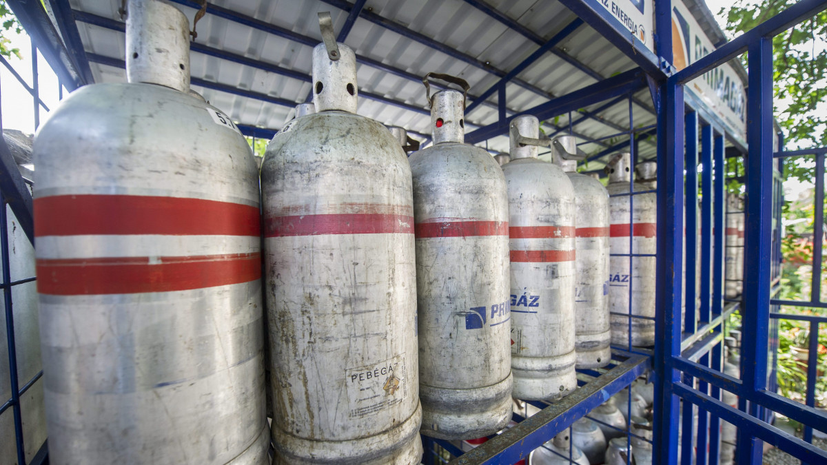 Gázpalackok sorakoznak egy gázcseretelepen Orosházán 2013. július 27-én. Július 1-jétől csökken a PB-gáz ára: a vezetékes, a tartályos és a palackos propán-bután- (PB-) gáz is hatósági áras, és így 10 százalékkal olcsóbb lesz.