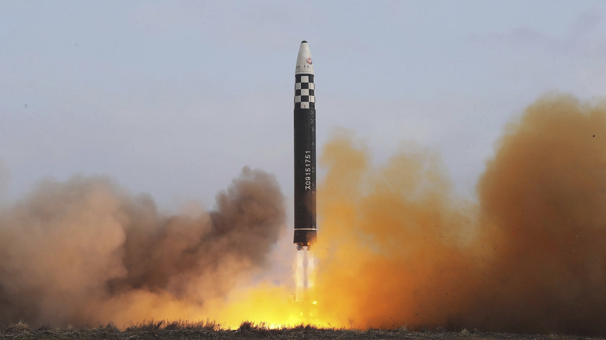 A KCNA észak-koreai állami hírügynökség által 2022. november 19-én közreadott képen egy Hvaszong-17-es interkontinentális ballisztikus rakétát lőnek ki a phenjani nemzetközi repülőtérről 2022. november 18-án. Ezen a napon Észak-Korea interkontinentális ballisztikus rakétát lőtt ki Japán felé. Japán források szerint a rakéta körülbelül 210 kilométerre Hokkaido szigetétől csapódott be a tengerbe.