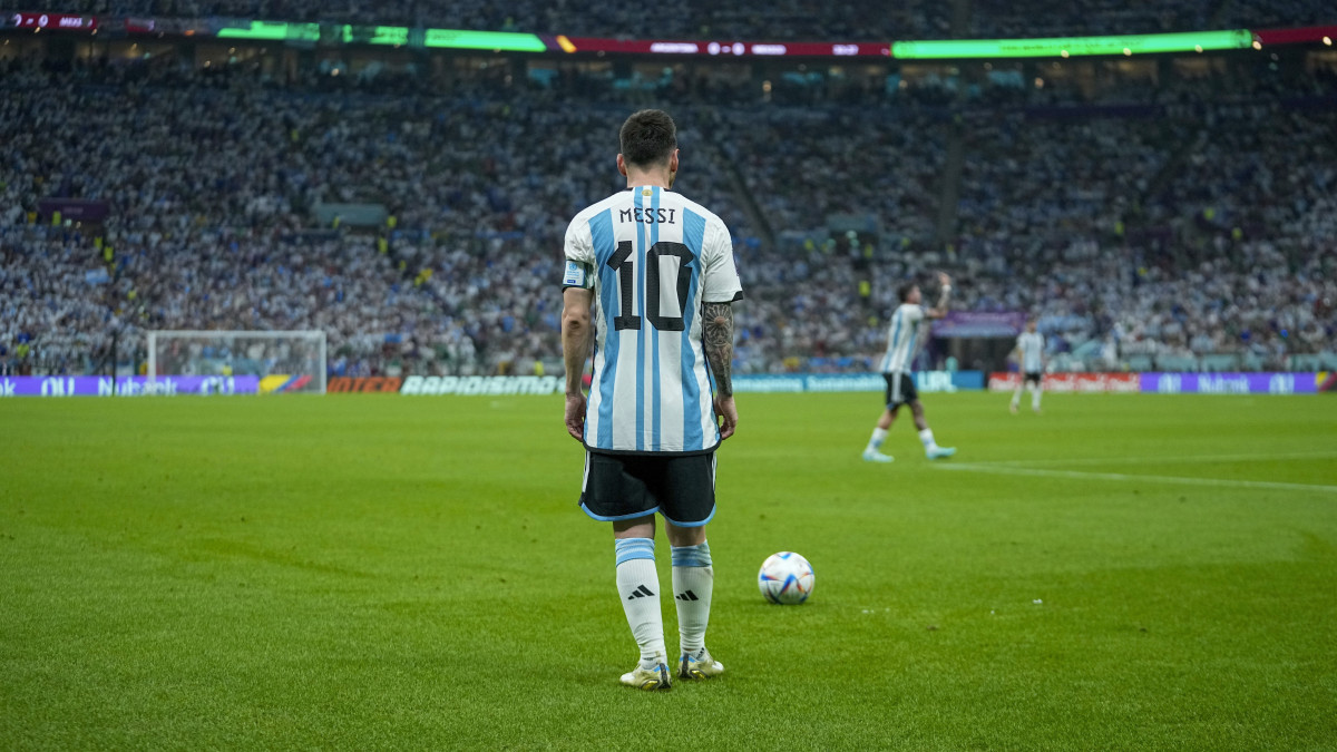 Az argentin Lionel Messi szabadrúgásra készül a katari labdarúgó-világbajnokság második fordulójában, a C csoportban játszott Argentína-Mexikó mérkőzésen a Loszaíli Nemzeti Stadionban 2022. november 26-án.