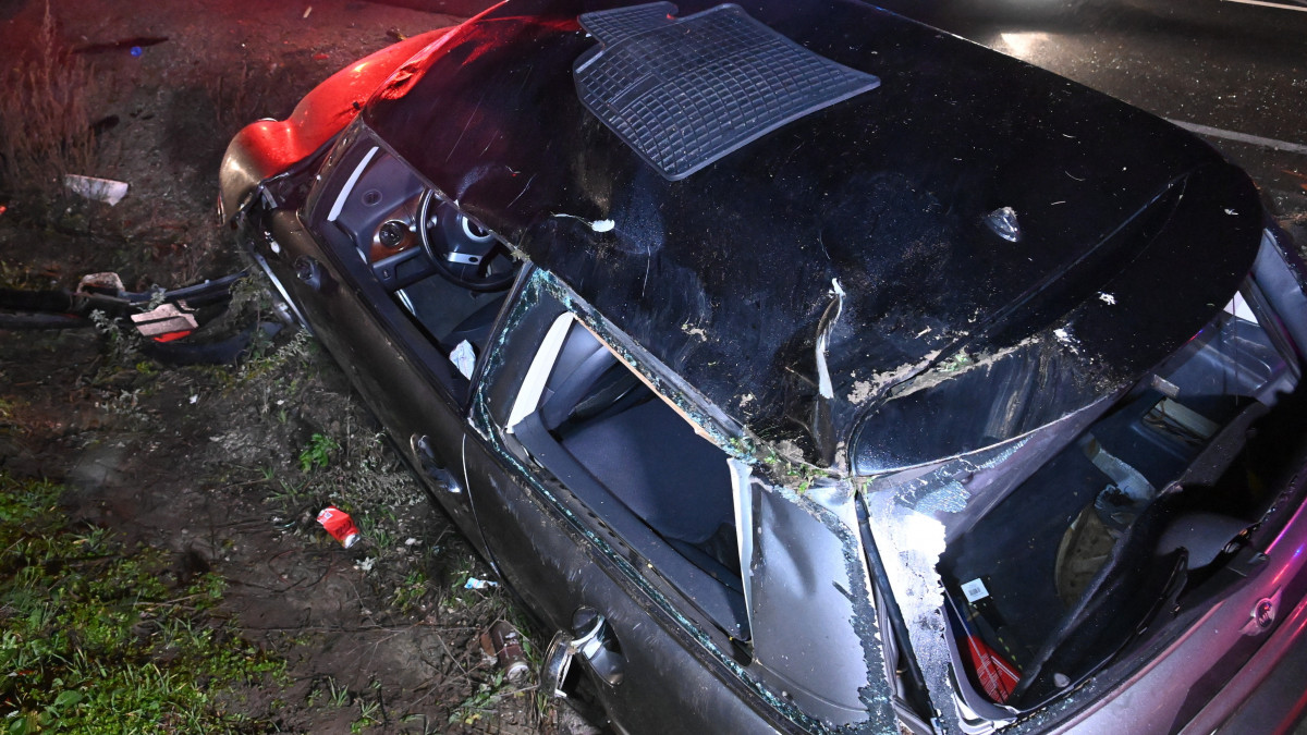 Balesetben összeroncsolódott személygépkocsi az M0-ás autóút M5-ös autópálya felé vezető oldalán Törökbálint közelében 2022. november 27-én. Az 58 éves férfi sofőr autójával az M0-ás autóútról letérve az árokba hajtott és a balesetben életét vesztette.