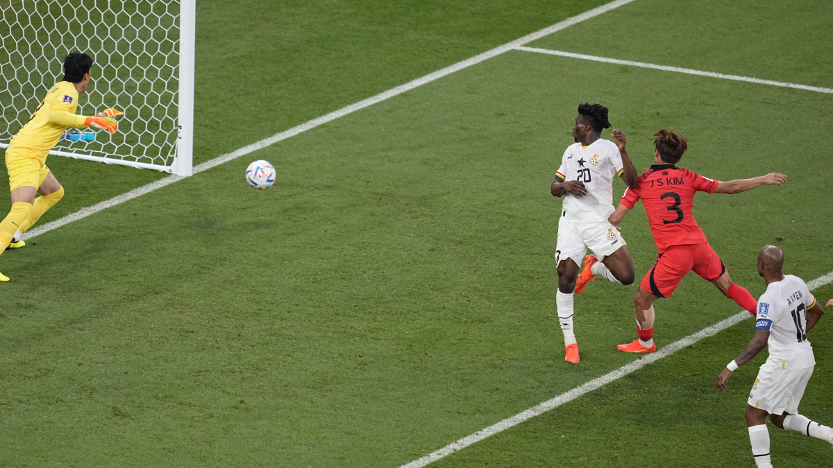 A ghánai Mohammed Salisu (j3) berúgja csapata harmadik gólját a dél-koreai Kim Szüng Kju kapujába a katari labdarúgó-világbajnokság második fordulójában, a H csoportban játszott Koreai Köztársaság-Ghána mérkőzésen az ar-rajjáni Egyetemvárosi Stadionban 2022. november 28-án.