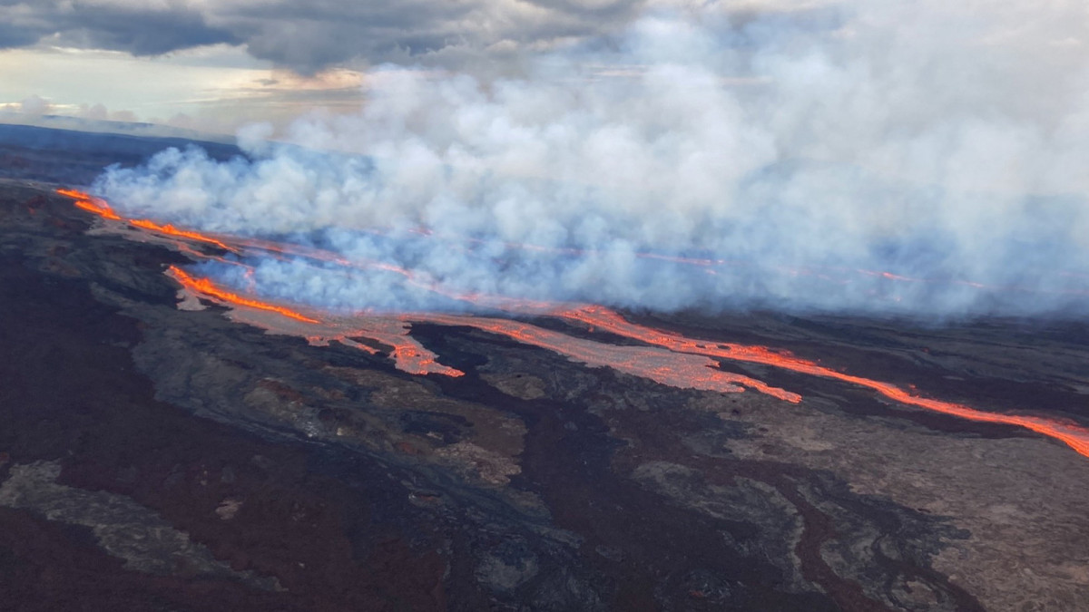 Az amerikai földtani intézet (USGS) által közreadott képen láva ömlik a Mauna Loa tűzhányóból 2022. november 28-án, miután 38 év múltán ismét kitört a világ legnagyobb aktív vulkánja a hawaii Nagy-szigeten. A hawaii vulkánfigyelő szolgálat tájékoztatása szerint a kitörés egyelőre nem fenyegeti a vulkánhegy lábánál élőket.