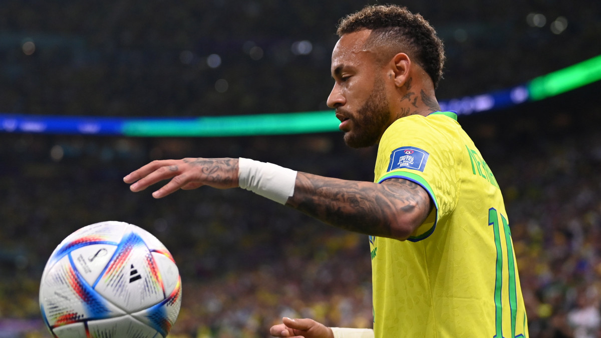 A brazil Neymar a katari labdarúgó-világbajnokság G csoportjának első fordulójában játszott Brazília-Szerbia mérkőzésen a Loszaíl Stadionban 2022. november 24-én.