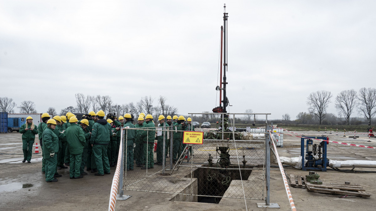 Újságírók a Mol vecsési Vecsés-2 olajkútja bemutatásán 2022. november 28-án. A Mol, amely jövőre 40 milliárd forintot költ kőolaj- és földgázkutatásokra Magyarországon, egy hete jelentette be, hogy jelentős mennyiségű kőolajat talált Vecsés határában, 2100 méter mélyen, miután a júliusban elkezdett kutatófúrások sikerrel zárultak. Vecsésen november 11-én kezdődött meg a próbatermelés, mára naponta 100 köbméternyi (csaknem 600 hordónyi) olaj kitermelése zajlik, amelyet naponta tartálykocsikkal, a várost elkerülve szállítanak a százhalombattai Dunai Finomítóba.