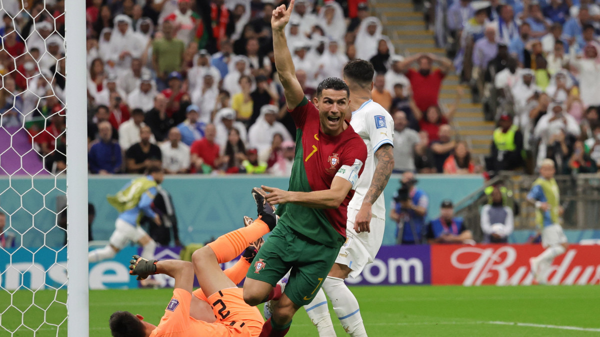 A portugál Cristiano Ronaldo, miután csapattársa, Bruno Fernandes berúgta az első gólt a katari labdarúgó-világbajnokság H csoportjának második fordulójában játszott Portugália-Uruguay mérkőzésen a Loszail Stadionban 2022. november 28-án.