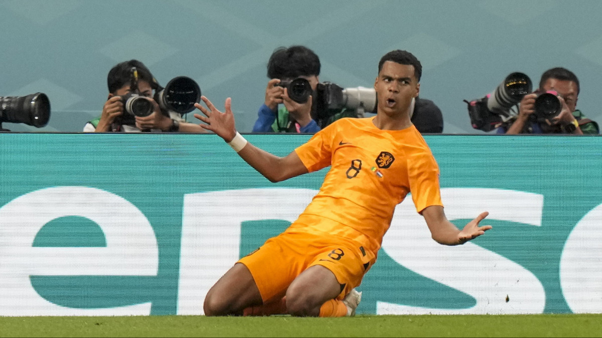 A holland Cody Gakpo, miután gólt fejelt a katari labdarúgó-világbajnokság A csoportjának első fordulójában játszott Szenegál-Hollandia mérkőzésen a dohai al-Tumama Stadionban 2022. november 21-én.