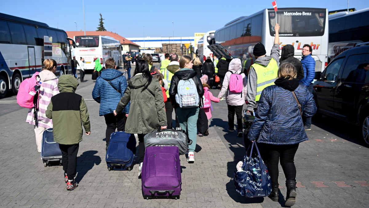 Az ukrajnai háború elől menekülő emberek a lengyel-ukrán határ lengyel oldalán lévő Przemysl buszpályaudvarára érkeznek 2022. március 17-én. Vlagyimir Putyin orosz elnök február 24-én rendelte el katonai művelet végrehajtását Ukrajnában.