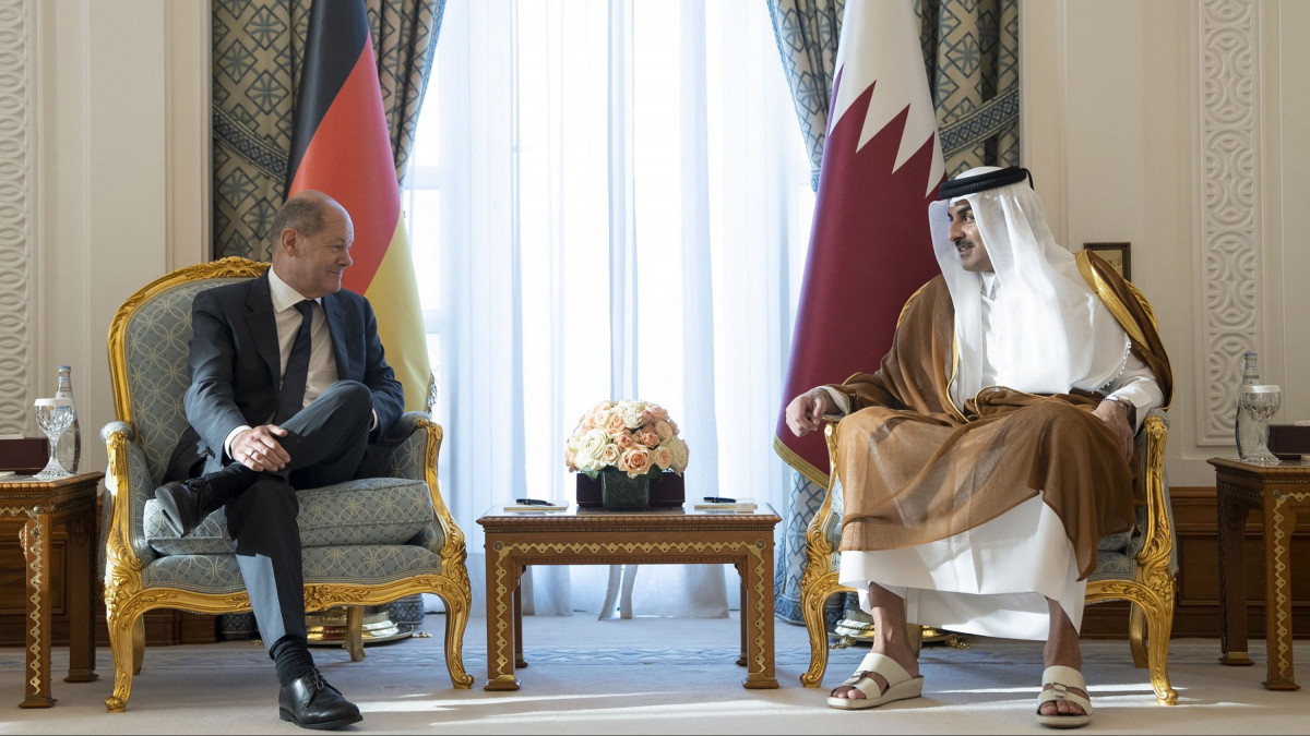 A Katar Hírügynökség (QNA) által közreadott képen Olaf Scholz német kancellár (b) és Tamím bin Hamad ász-Száni sejk, katari emír megbeszélést folytat Dohában 2022. szeptember 25-én.