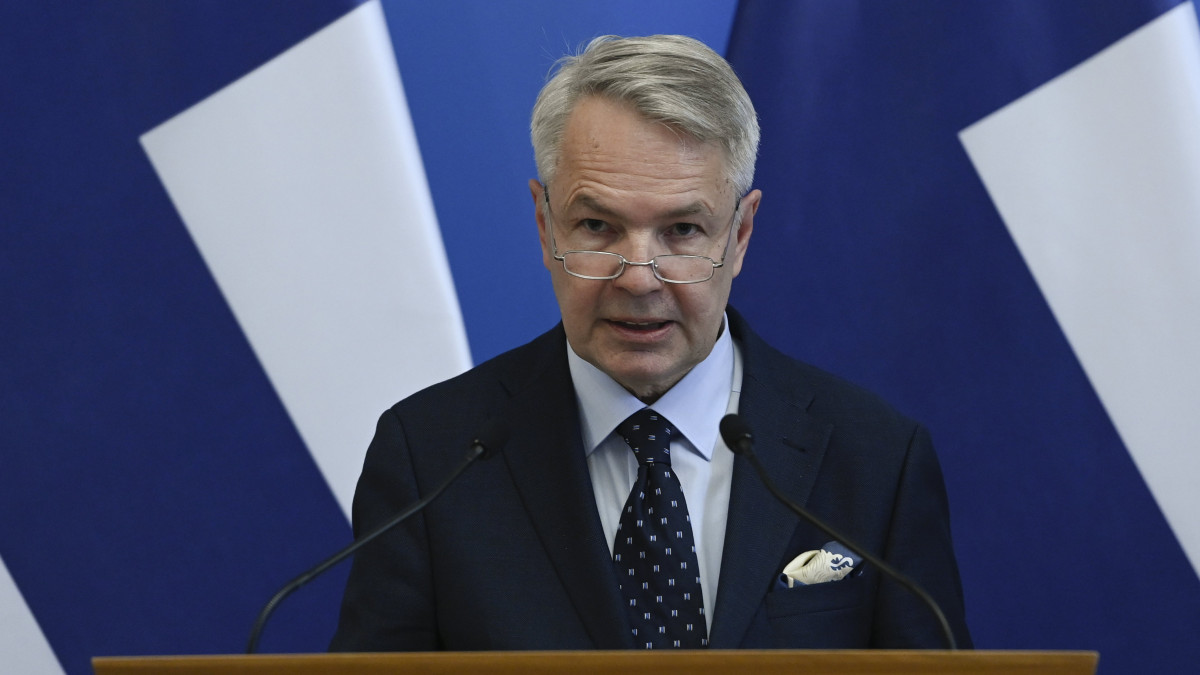 Pekka Haavisto finn külügyminiszter a Szijjártó Péter külgazdasági és külügyminiszterrel megbeszélésüket követően tartott sajtótájékoztatón Budapesten 2022. szeptember 15-én.