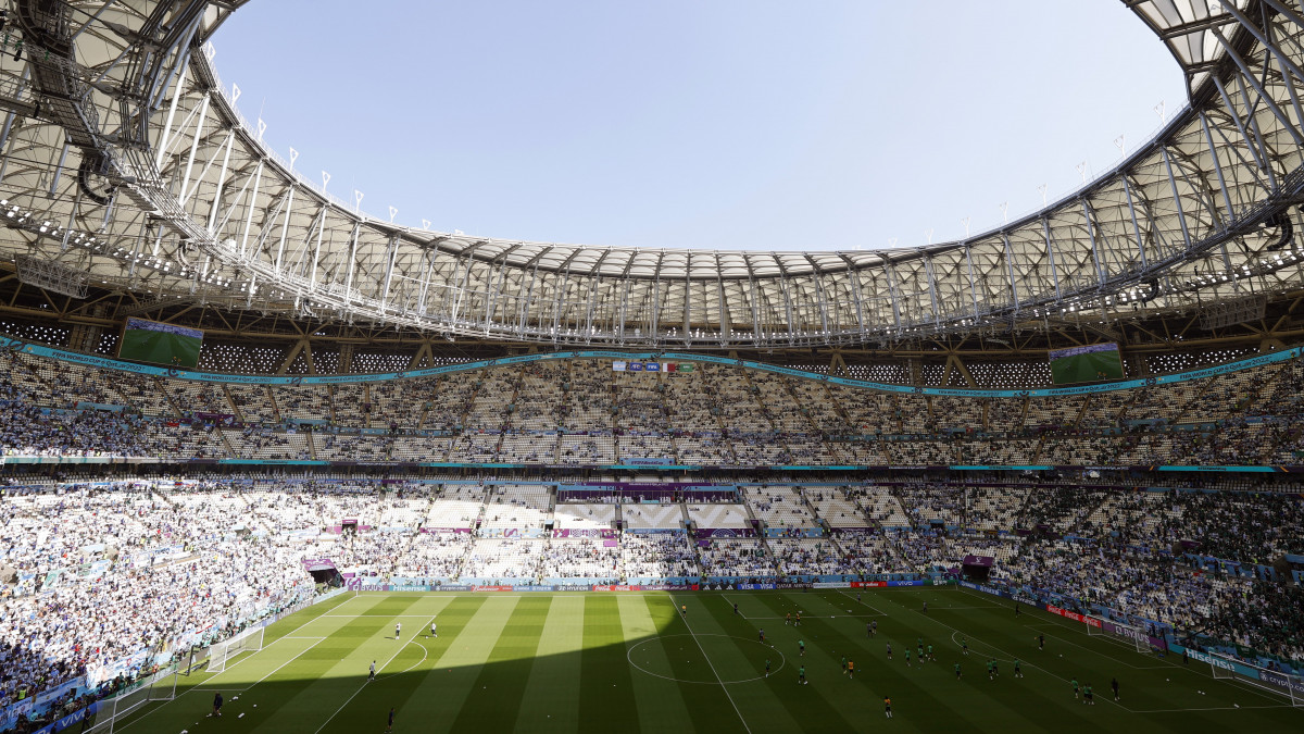 A Loszaíl Stadion lelátója a katari labdarúgó-világbajnokság első fordulójában, a C csoportban játszott Argentína-Szaúd-Arábia mérkőzés előtt 2022. november 22-én.