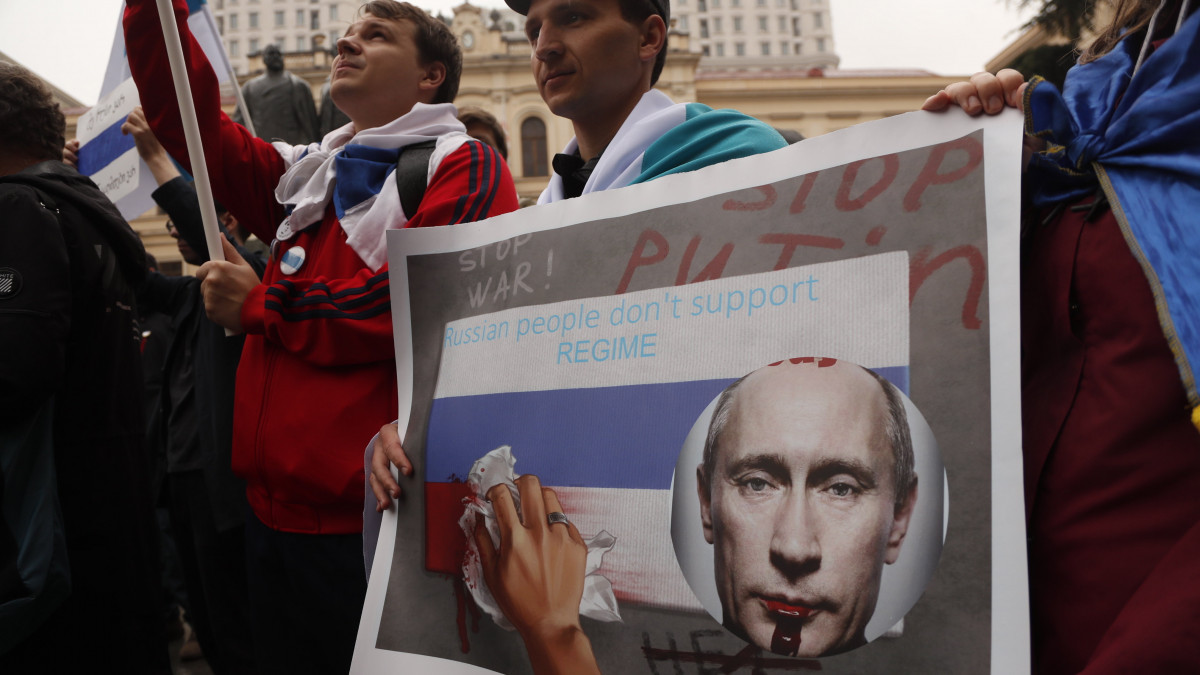 Georgiában élő oroszok tüntetnek az Ukrajnát ért orosz támadás ellen Tbilisziben 2022. november 26-án.
