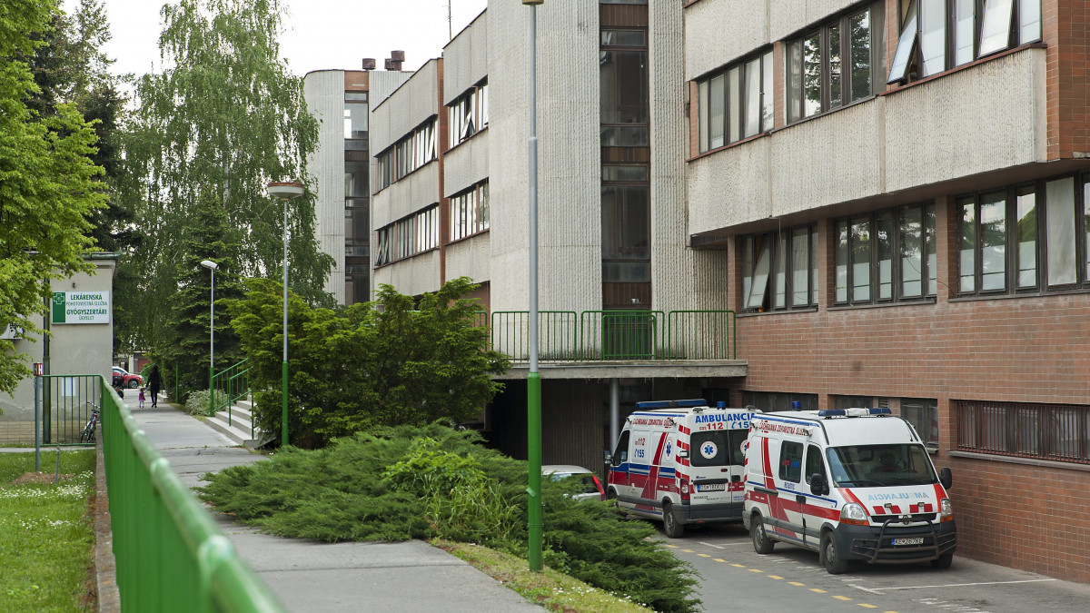 A mentőautók a szlovákiai dunaszerdahelyi (Dunájska Streda) kórháznál, ahová beszállították a hajnalban meglőtt szíriai migránst 2016. május 9-én. A szlovák vámőrök intézkedés közben meglőttek egy migránst, egy 26 éves szíriai nőt a szlovák-magyar határ szlovák oldalán lévő Nagymegyer (Velky Meder)közelében.