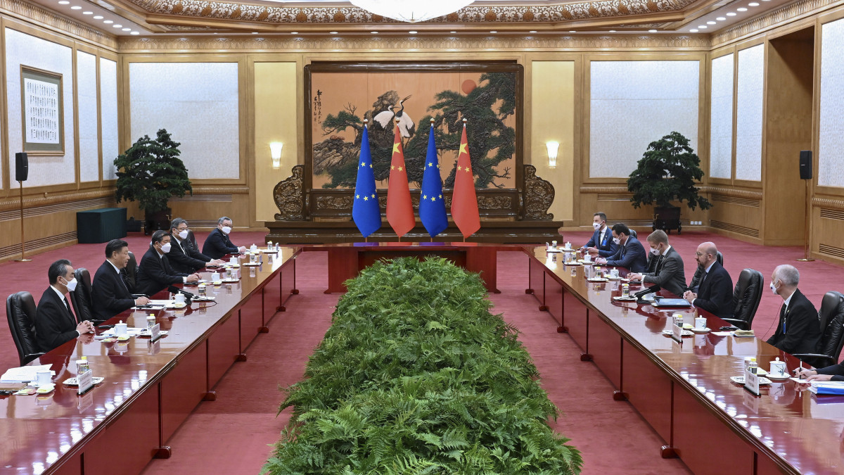 A Hszinhua kínai állami hírügynökség által közreadott képen Hszi Csin-ping kínai elnök (b2) és Charles Michel, az Európai Tanács elnöke (j2) megbeszélést folytat Pekingben 2022. december elsején.