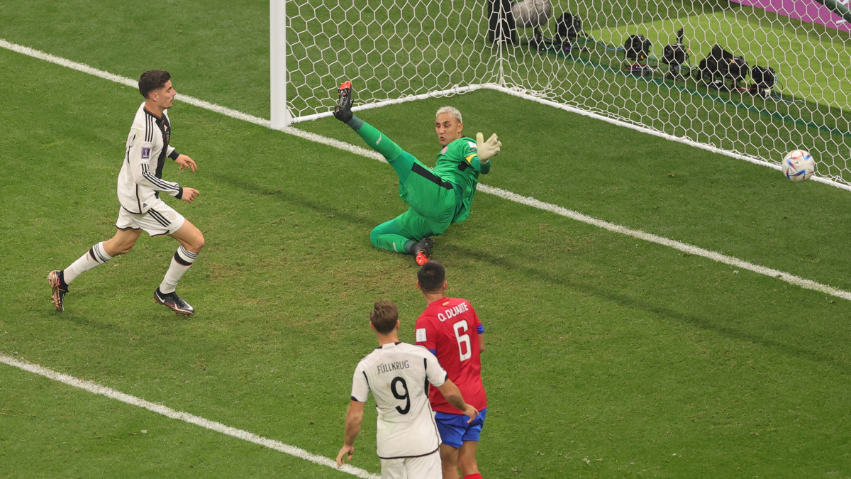 A német Kai Havertz berúgja csapata harmadik gólját a katari labdarúgó-világbajnokság E csoportjában játszott Costa Rica-Németország mérkőzésen az al-hori al-Bajt Stadionban 2022. december 1-jén.