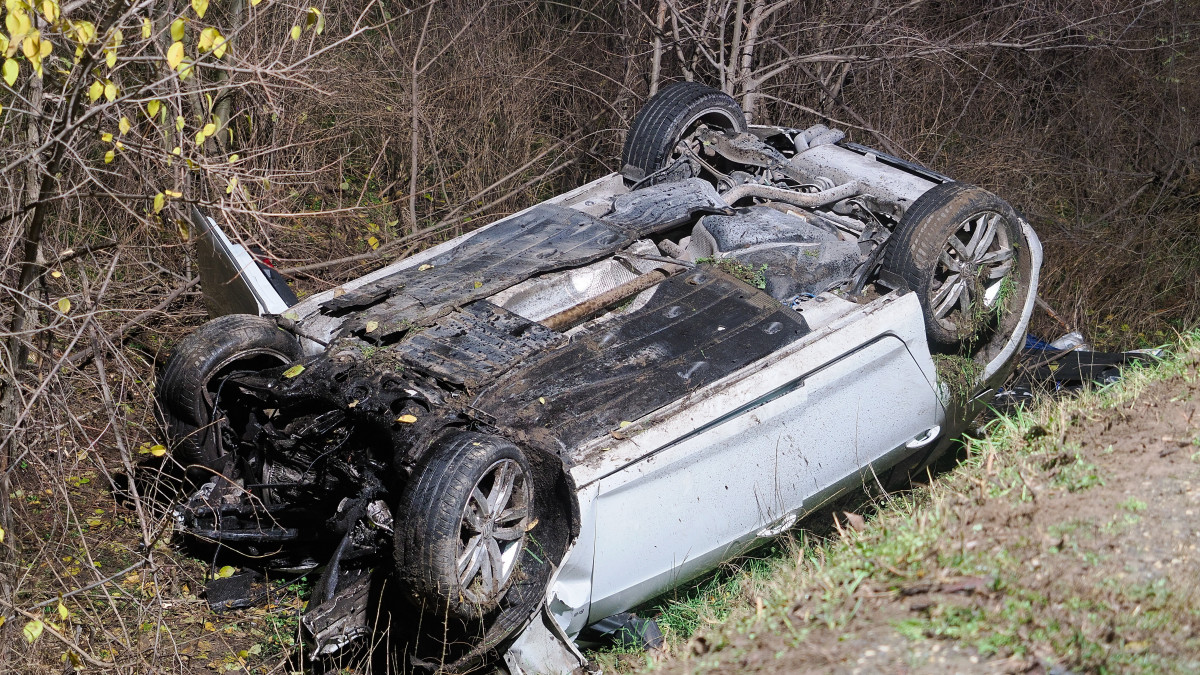 Személygépkocsi az árokban, miután frontálisan ütközött egy kamionnal az 53-as főúton, Kiskőrös közelében 2022. december 1-jén. A személyautó sofőrje a helyszínen életét vesztette.