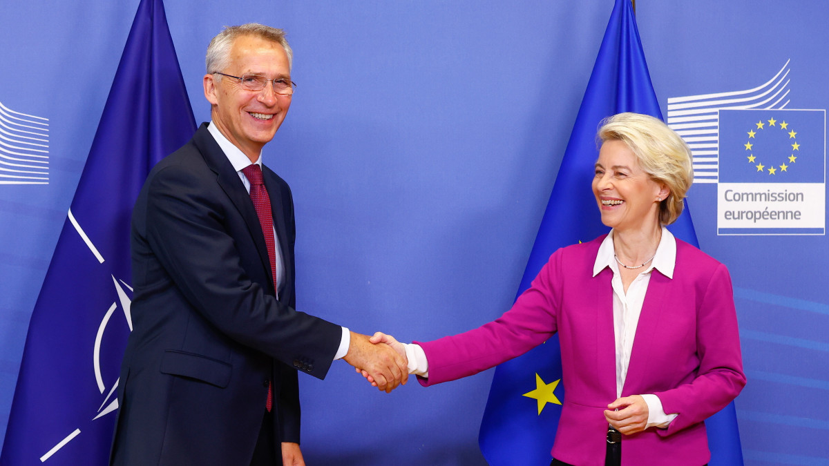 Jens Stoltenberg NATO-főtitkárt (b) fogadja Ursula von der Leyen, az Európai Bizottság elnöke az uniós testület brüsszeli székházában 2022. szeptember 26-án.
