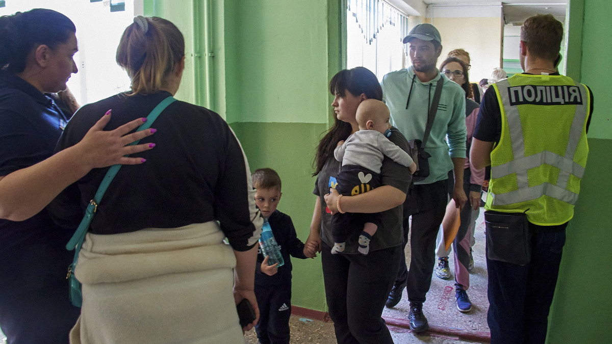 Ukrán belső menekültek érkeznek egy befogadóközpontba a Harkiv megyei Csuhuivban 2022. május 30-án, amikor az orosz haderő újabb támadást intézett a keleti frontvonalon fekvő Harkiv városa ellen.
