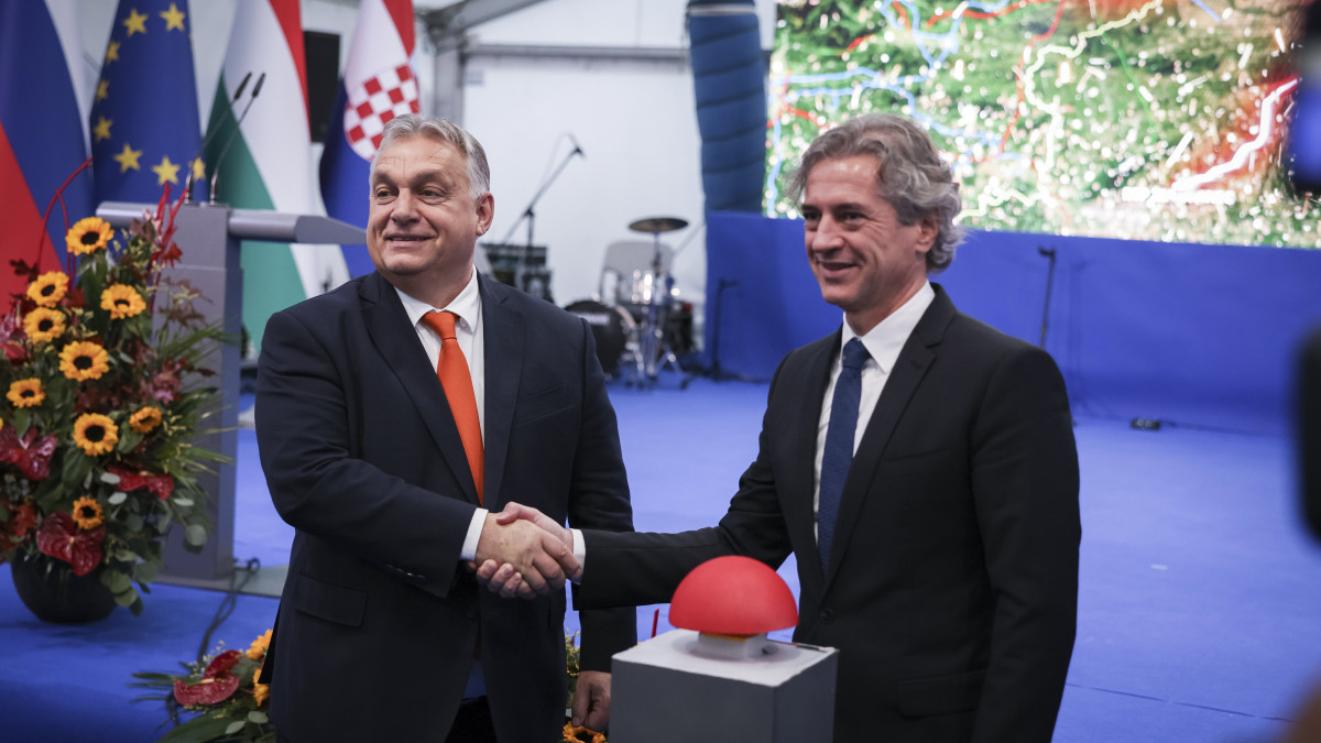 A Miniszterelnöki Sajtóiroda által közreadott képen Orbán Viktor kormányfő (b) és Robert Golob szlovén miniszterelnök az északkelet-szlovéniai Cirkovcében, a Cirkovce-Pince magasfeszültségű távvezeték átadóünnepségén 2022. december 2-án.