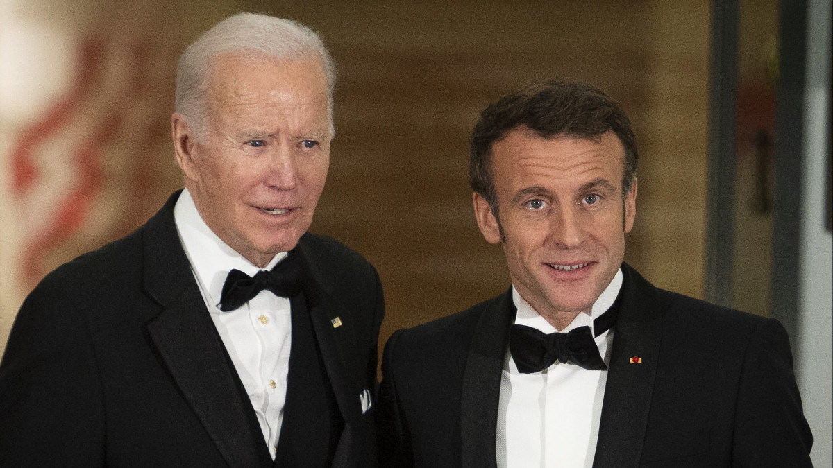 Joe Biden amerikai elnök (b) és Emmanuel Macron francia elnök a washingtoni Fehér Házban adott állami díszvacsora kezdetén 2022. december 1-jén. Emmanuel Macron államfőként másodszor tesz hivatalos látogatást az Egyesült Államokban.