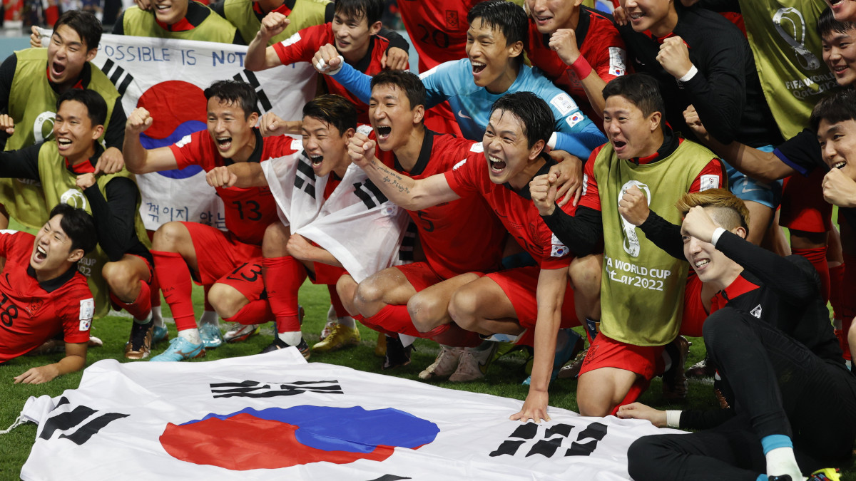 A dél-koreai játékosok a katari labdarúgó-világbajnokság H csoportjában játszott Dél-Korea-Portugália mérkőzés végén az ar-rajjani Egyetemvárosi Stadionban 2022. december 2-án. Dél-Korea 2-1-re győzött és Portugáliával együtt továbbjutott.