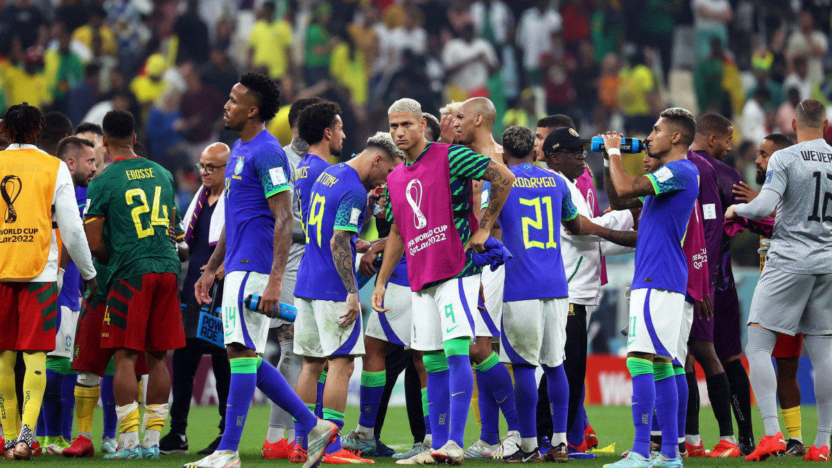 A brazil Richarlison (k) és csapattársai a katari labdarúgó-világbajnokság harmadik fordulójában, a G csoportban játszott Kamerun-Brazília mérkőzés végén a Loszaíli Nemzeti Stadionban 2022. december 2-án. A brazil válogatott 1-0-ra kikapott, de így is csoportgyőztesként jutott nyolcaddöntőbe, míg az afrikai együttes sikere ellenére búcsúzott.
