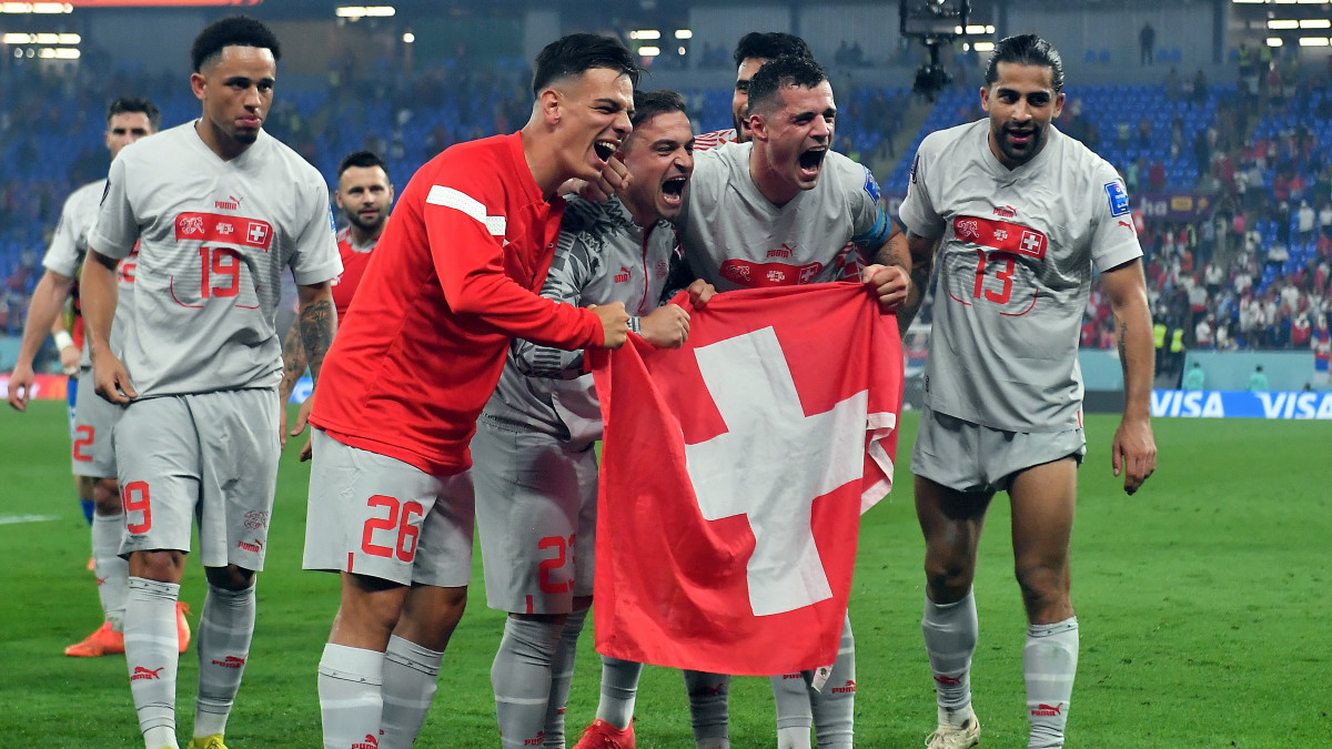 A svájci játékosok a katari labdarúgó-világbajnokság G csoportjában játszott Szerbia-Svájc mérkőzés végén a dohai 974 Stadionban 2022. december 2-án. Svájc 3-2-re győzött és továbbjutott, Szerbia kiesett.
