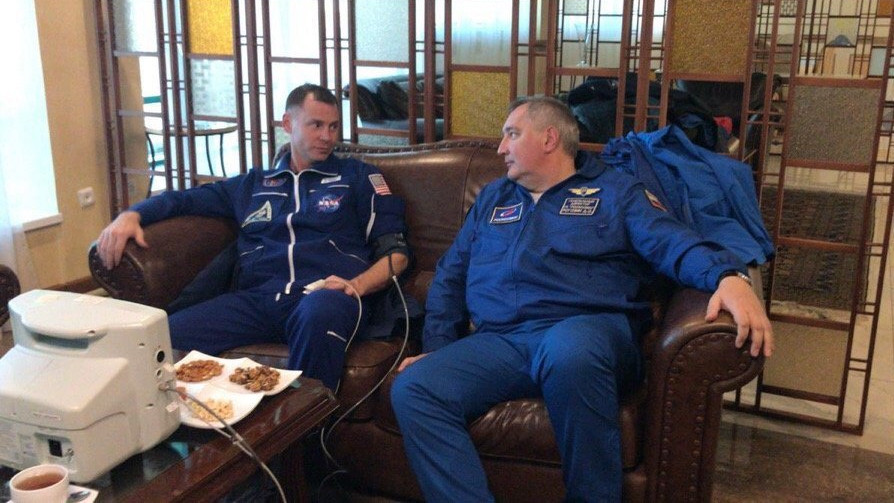 A Roszkozmosz orosz állami űrügynökség felvétele Nick Hague amerikai űrhajósról (b) és a Roszkozmosz igazgatójáról, Dmitrij Rogozinról a kazahsztáni Dzseszkazganban, a Szojuz MSz-10-es orosz űrhajó kényszerleszállását követően 2018. október 11-én. A Szojuz fedélzetén Hague és orosz társa, Alekszej Ovcsinyin a kazahsztáni Bajkonurban működő orosz űrközpontból a Nemzetközi Űrállomásra indult az 57-58-as expedíció keretében, de a Szojuz-FG hordozórakéta meghibásodása miatt kényszerleszállást hajtott végre kevéssel a felbocsátás után. Az űrhajósok épségben földet értek az ejtőernyővel fékezett visszatérőkabinban Dzsezkazgan közelében, Bajkonurtól 450 kilométerre.