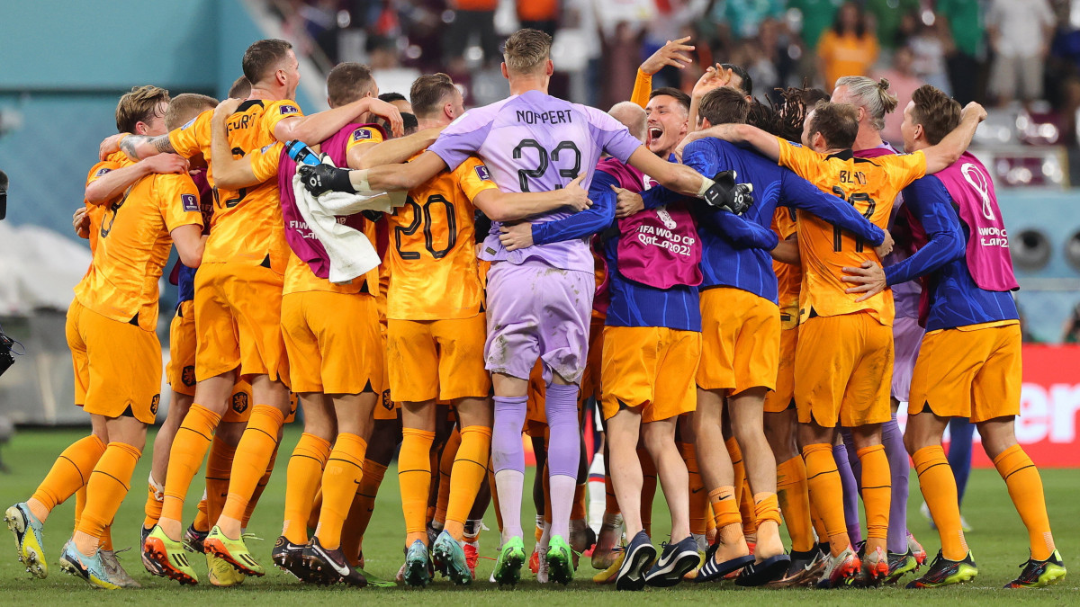 Holland játékosok ünnepelnek a katari labdarúgó-világbajnokság nyolcaddöntőjében játszott Hollandia-Egyesült Államok mérkőzés végén az ar-rajjáni Halifa Stadionban 2022. december 3-án. Hollandia 3-1-re győzött.