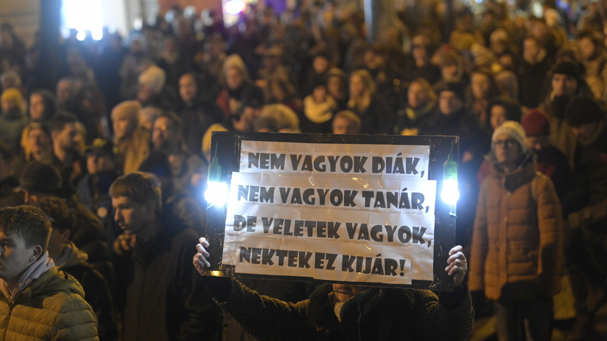 Résztvevők a Tanárok a Tanárokért, a Pedagógus Egység és a Tanítanék Mozgalom által szervezett tüntetésen Budapesten, a Klebelsberg Központ előtt 2022. december 3-án.