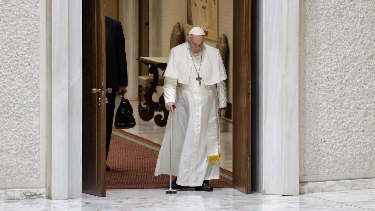 Ferenc pápa heti általános audienciájára érkezik a Vatikán VI. Pál pápa termében 2022. augusztus 10-én.