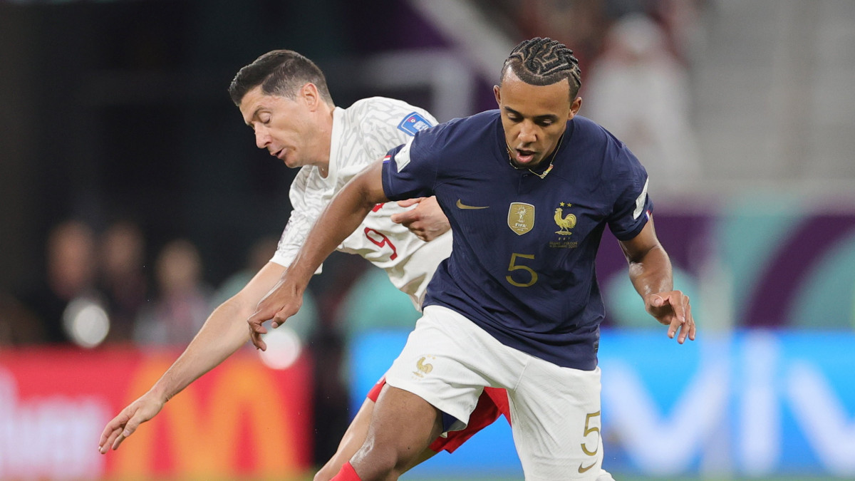 A francia Jules Kounde (j) és a lengyel Robert Lewandowski (k) a katari labdarúgó-világbajnokság nyolcaddöntőjében játszott Franciaország-Lengyelország mérkőzésen a dohai at-Tumama Stadionban 2022. december 4-én.