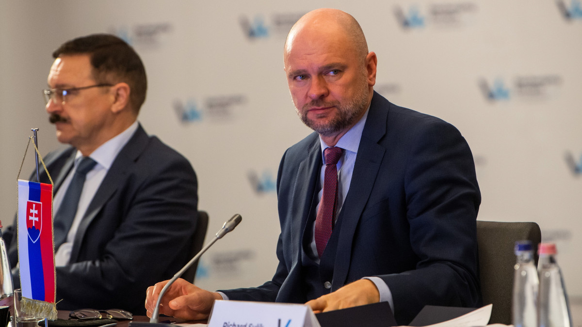 Richard Sulík szlovák gazdasági miniszter a V4 + Ausztria és Németország energiaügyi minisztereinek találkozóján a Budapest Marriott szállóban 2022. február 8-án. A tanácskozáson az energiaügyekért felelős osztrák és a német államtitkár online vett részt.