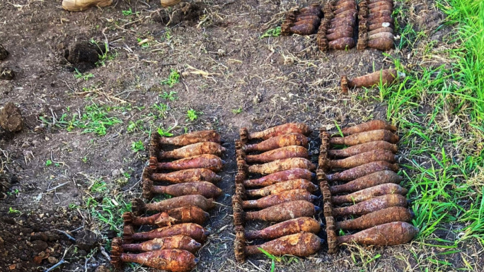 Lócsontváz alól kerültek elő pusztító gránátok Mezőzomboron