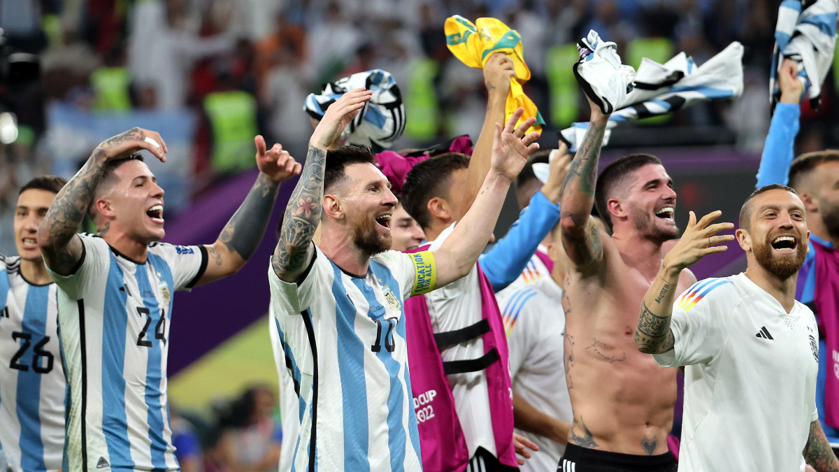 Az argentin játékosok ünnepelnek a katari labdarúgó-világbajnokság Argentína-Ausztrália nyolcaddöntő mérkőzésének végén az ar-rajjáni Ahmad bin Ali Stadionban 2022. december 3-án. Argentína 2-1-re győzött. Balról a második Lionel Messi csapatkapitány.