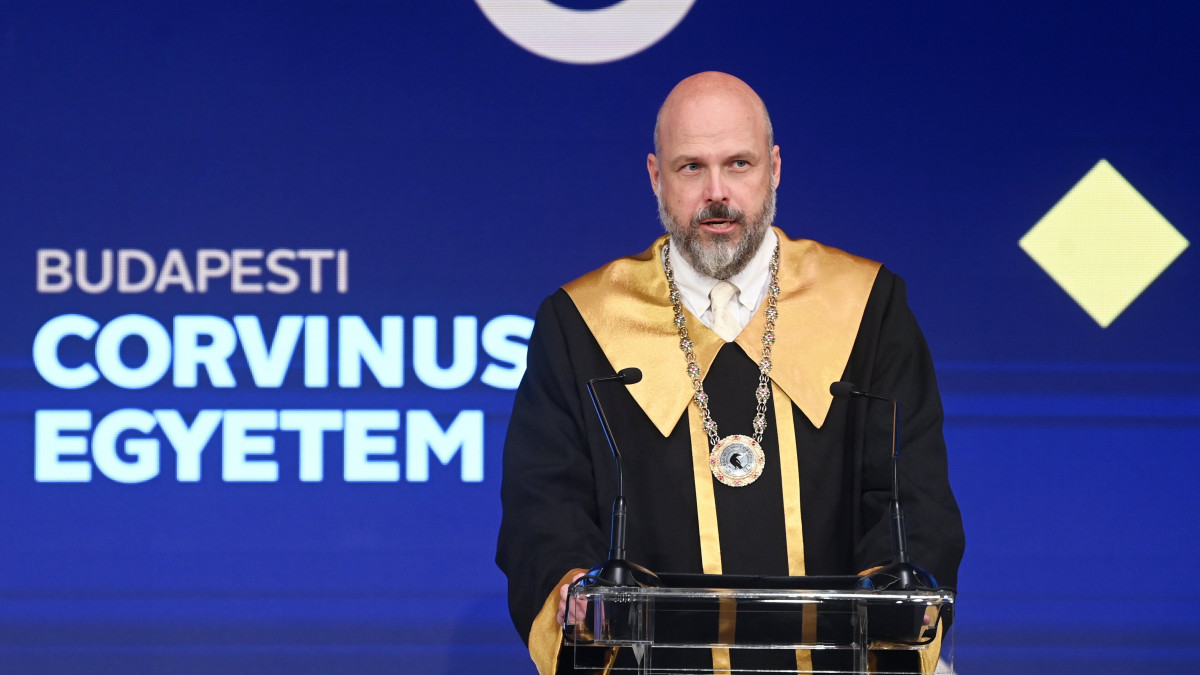 Takáts Előd rektor beszédet mond a Budapesti Corvinus Egyetem tanévnyitó ünnepségén a Várkert Bazárban 2022. augusztus 28-án.