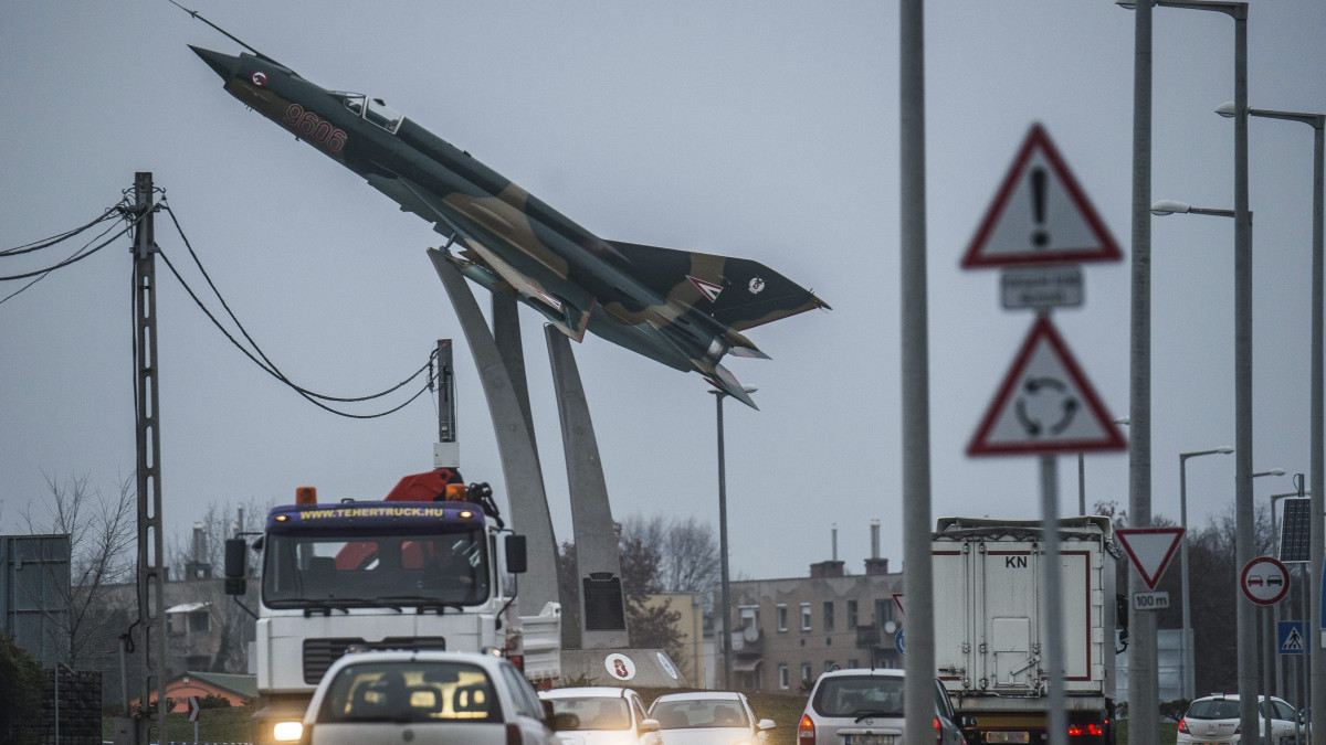 A kecskeméti repülőbázis közelében, a 44-es és 445-ös főút találkozásánál lévő új körforgalomban kiállított MiG-21 típusú vadászrepülőgép Kecskeméten 2015. december 8-án.