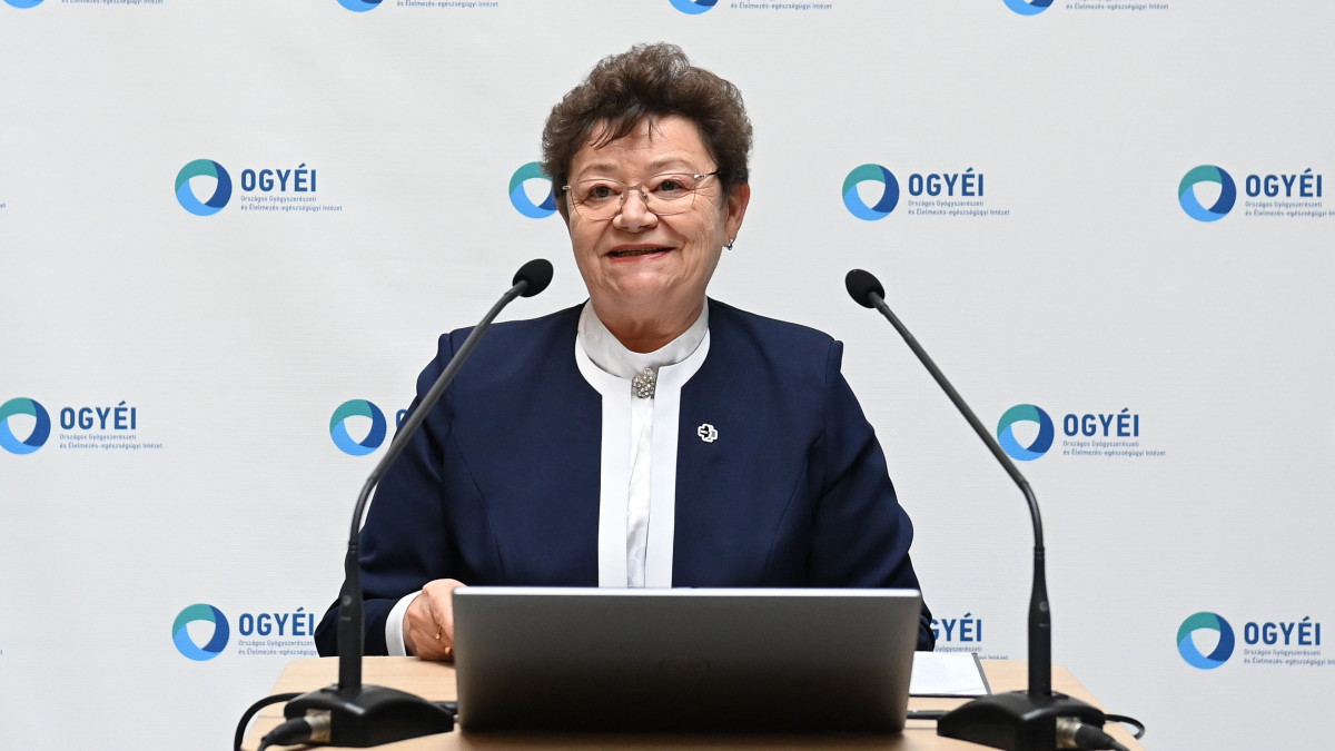 Müller Cecília országos tisztifőorvos beszédet mond az Országos Gyógyszerészeti és Élelmezés-egészségügyi Intézet (OGYÉI) új budapesti székházának avatóünnepsége után, a hatóság fennállásának 60. évfordulója alkalmából rendezett konferencián 2022. november 7-én.