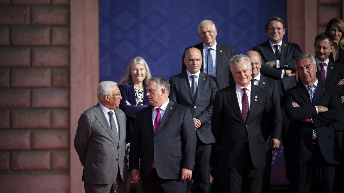 A Miniszterelnöki Sajtóiroda által közreadott képen Orbán Viktor miniszterelnök (elöl b2) az Európai Unió tagállamai és a nyugat-balkáni országok csúcstalálkozóján Tiranában 2022. december 6-án. A kormányfő mellett António Costa portugál miniszterelnök (b).